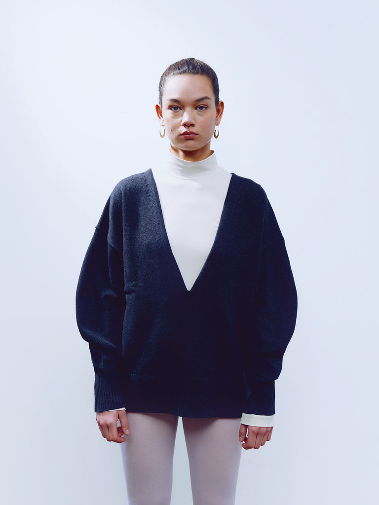 0196 deep V-neck sweater
