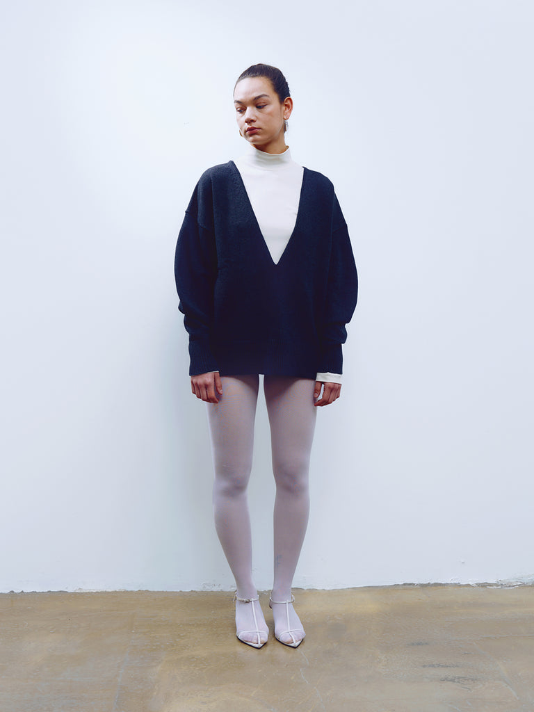 0196 deep V-neck sweater