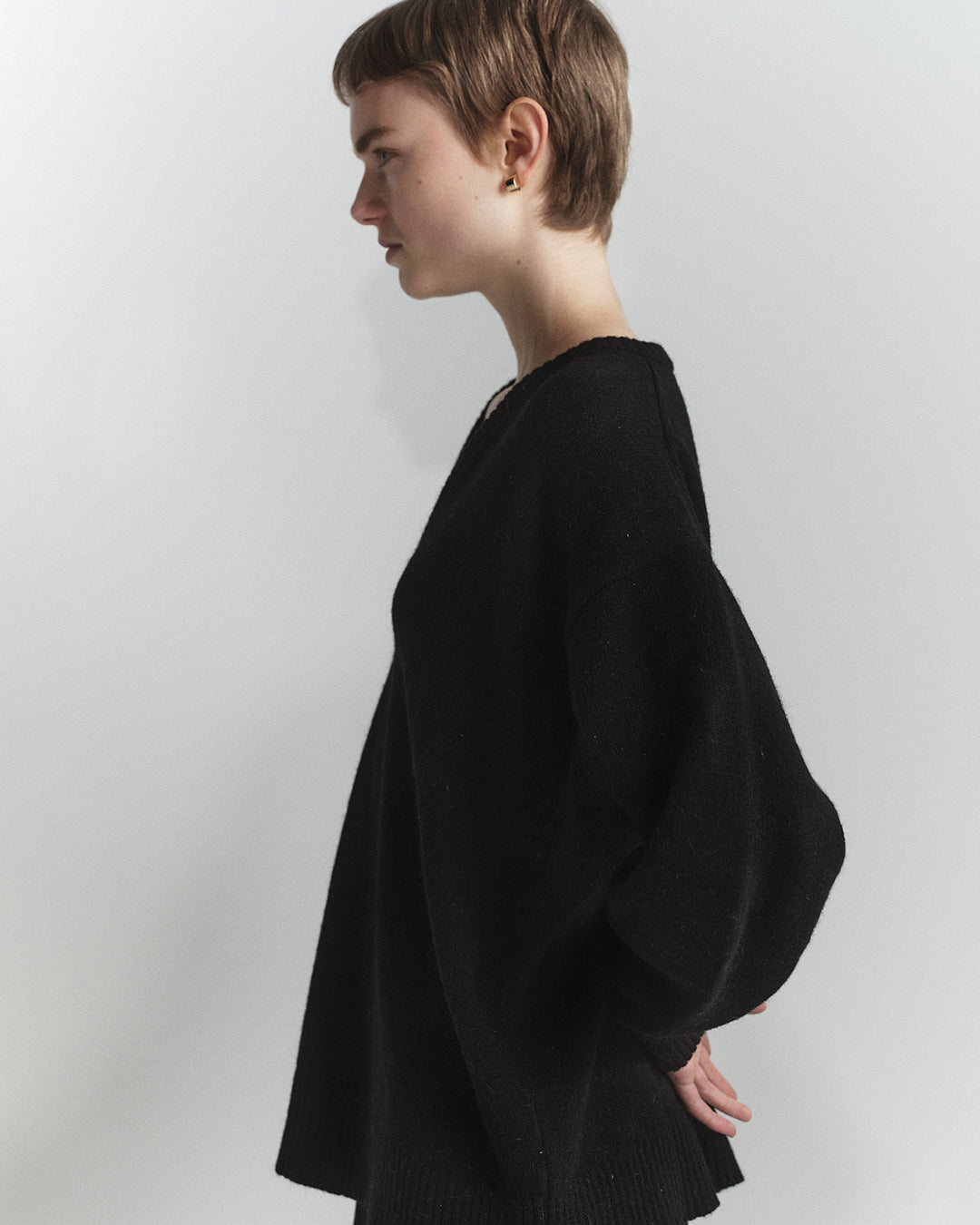 【送料&関税込】CourrA¨ges Black Cotton Blend Sweater CAES - 0065 V-neck oversized sweater | caes-store.com