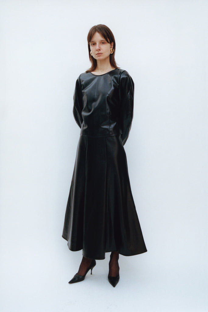 Edition 4 - 0001 VEGEA leather look curved sleeve top